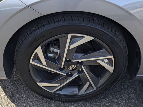 Certified 2025 Hyundai Elantra Limited image 7