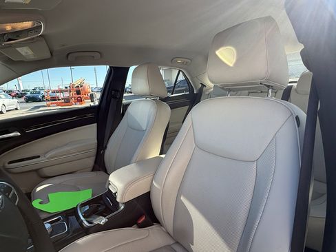 Used 2022 Chrysler 300 Touring L w/ Comfort Group image 17