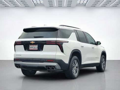 Used 2025 Chevrolet Traverse LT FWD image 4