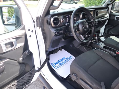 Used 2018 Jeep Wrangler Unlimited Sport AWD/4WD image 3