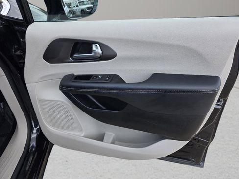 Used 2024 Chrysler Pacifica Touring-L image 34