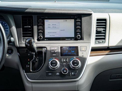 Used 2020 Toyota Sienna XLE image 19