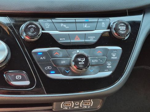 Used 2025 Chrysler Pacifica Select FWD image 24