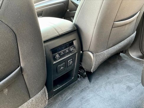 Used 2021 Chevrolet Traverse LT image 10