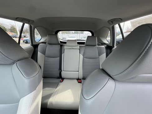 Used 2021 Toyota RAV4 XLE Premium image 5