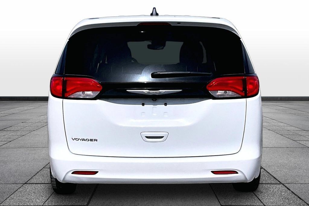 Used 2023 Chrysler Voyager LX FWD image 4