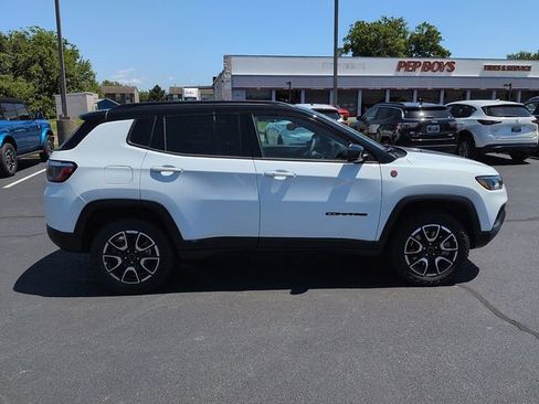Used 2025 Jeep Compass Trailhawk AWD/4WD image 8