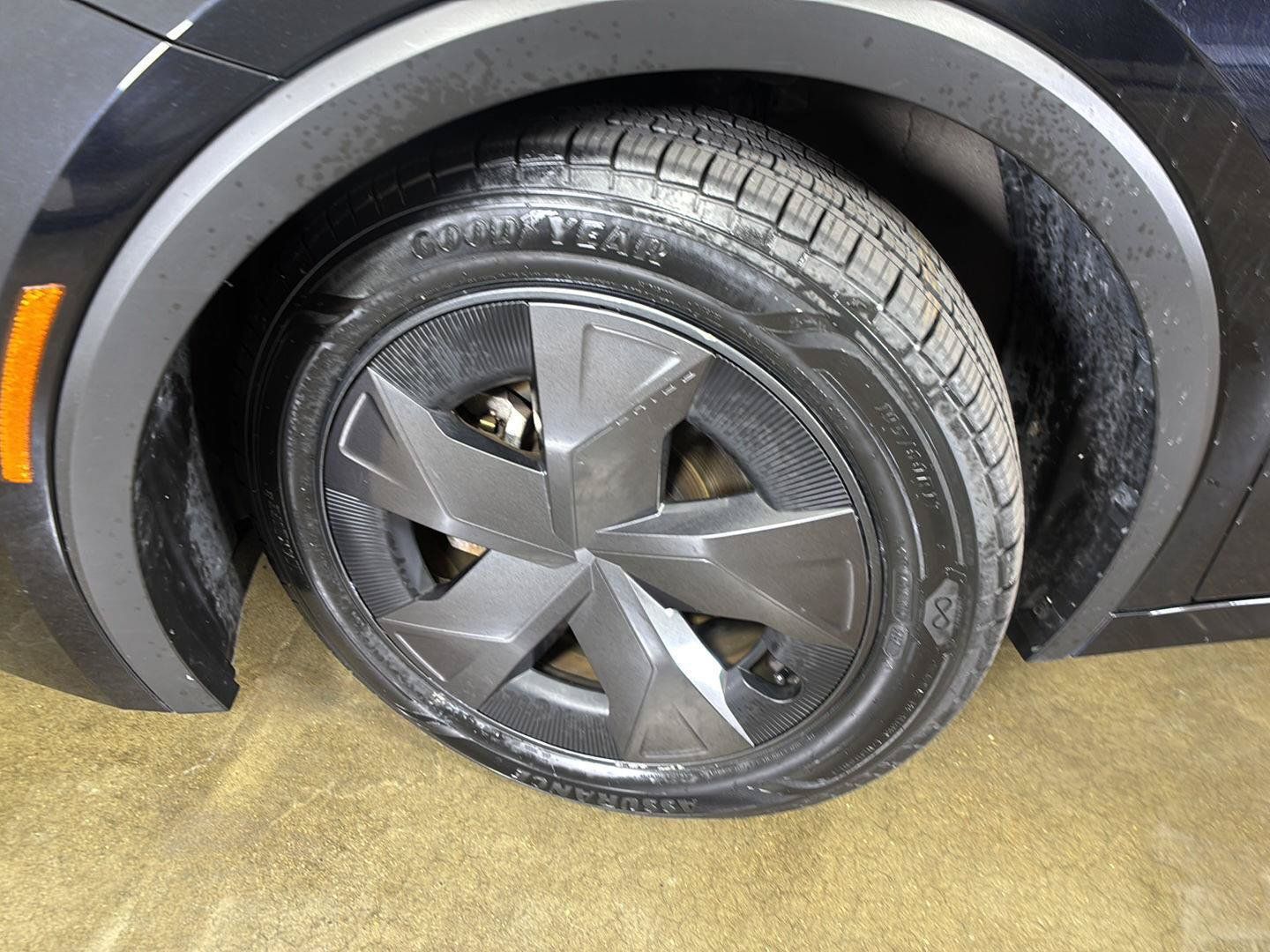 Used 2025 Toyota Prius LE FWD image 5