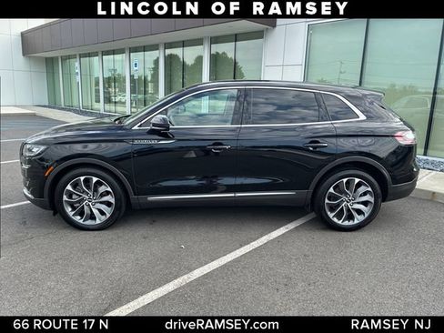 Used 2022 Lincoln Nautilus Reserve AWD/4WD image 2