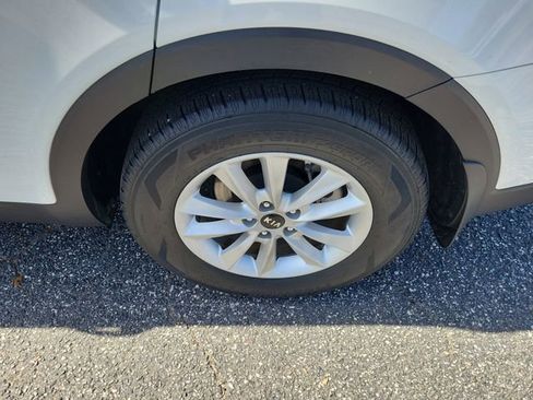 Used 2019 Kia Sorento LX image 6