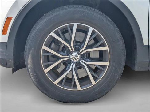Used 2020 Volkswagen Tiguan SE w/ 3rd Row Seat Package AWD/4WD image 9