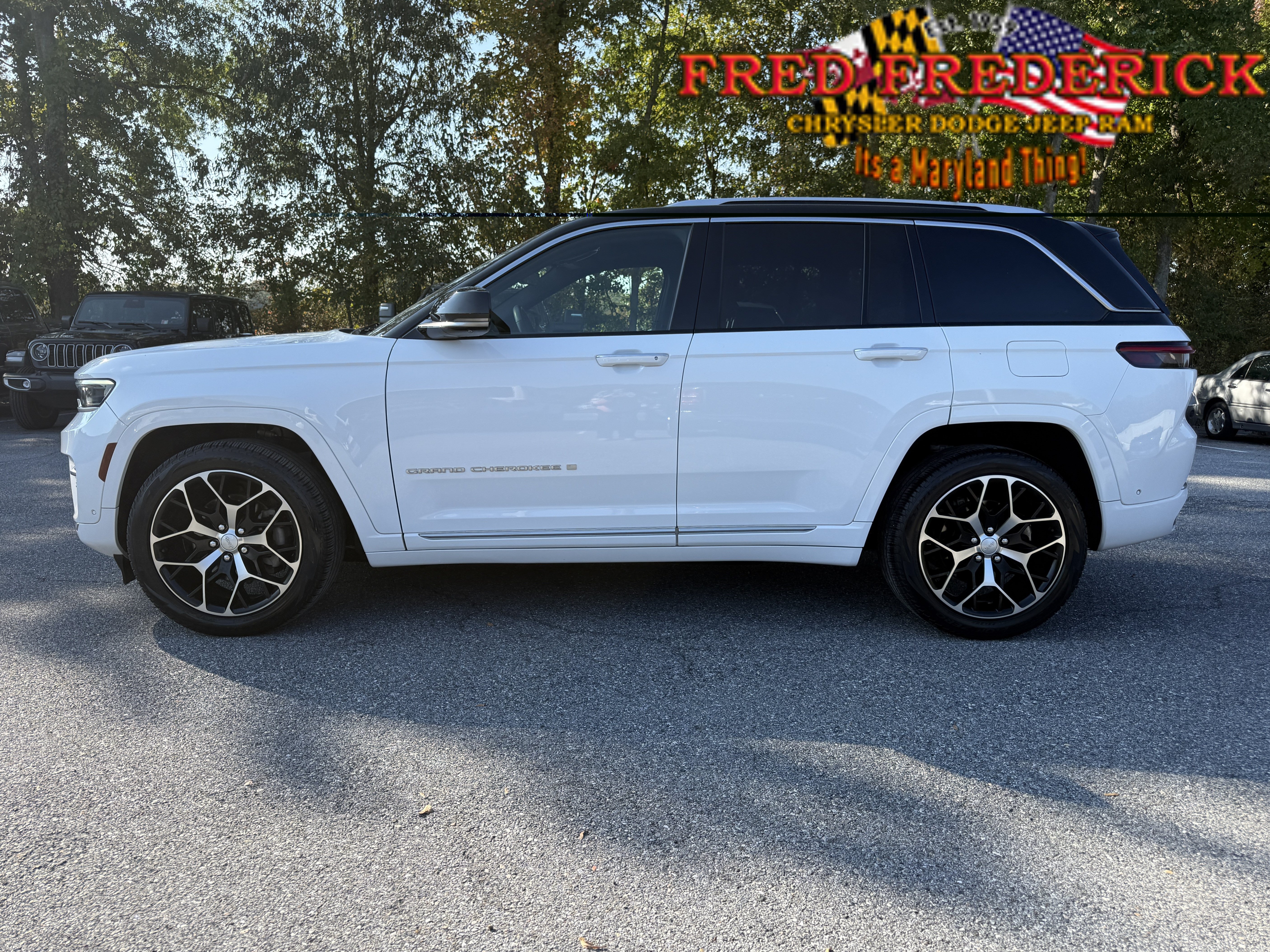 Used 2022 Jeep Grand Cherokee Summit AWD/4WD image 4