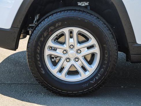 New 2025 Jeep Grand Cherokee Laredo image 10