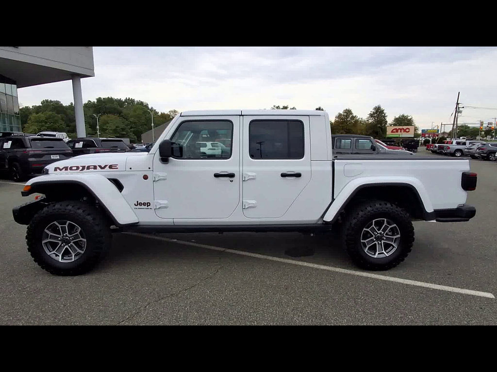 Used 2025 Jeep Gladiator Mojave AWD/4WD image 5