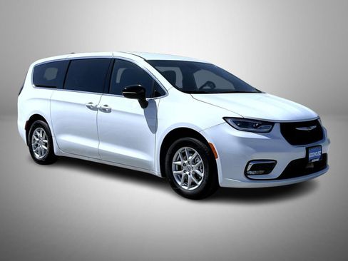Used 2025 Chrysler Pacifica Select FWD image 3
