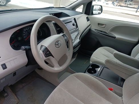 Used 2014 Toyota Sienna LE image 4