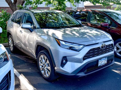 Used 2022 Toyota RAV4 XLE Premium AWD/4WD image 4