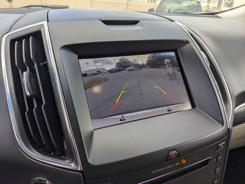 Used 2019 Ford Edge Titanium image 32