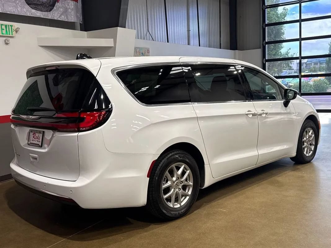 Used 2024 Chrysler Pacifica Touring-L FWD image 60