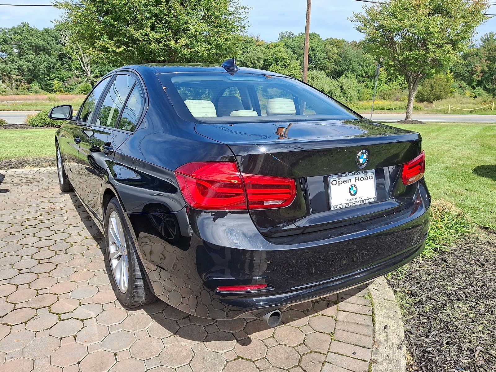 Used 2016 BMW 320i xDrive Sedan AWD/4WD image 4