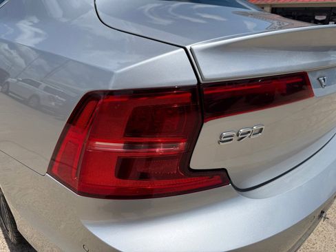 Used 2017 Volvo S90 T6 Momentum w/ Vision Package image 12