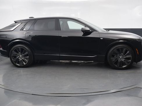 New 2026 Cadillac Lyriq Signature Sport w/ LPO, Floor Liner Package AWD/4WD image 7