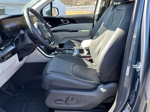 Used 2023 Kia Carnival SX Prestige image 9