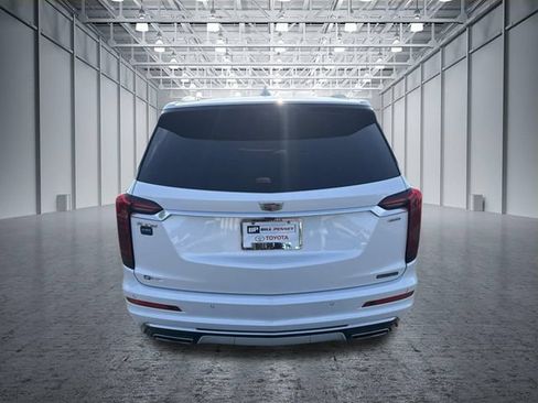 Used 2023 Cadillac XT6 Premium Luxury w/ Technology Package FWD image 4