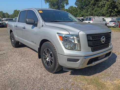 Used 2021 Nissan Titan SV RWD image 3