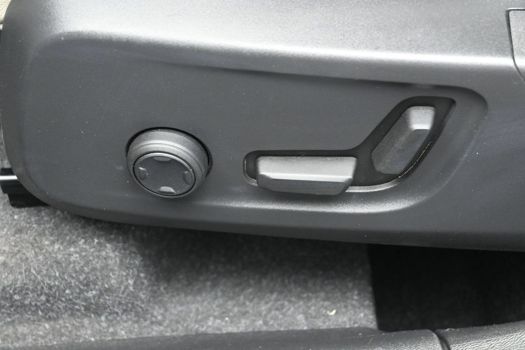 Used 2023 Volvo XC40 B5 Plus AWD/4WD image 10