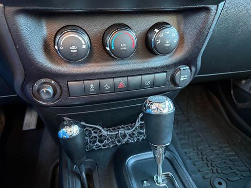 Used 2016 Jeep Wrangler Unlimited Sahara w/ Connectivity Group AWD/4WD image 34