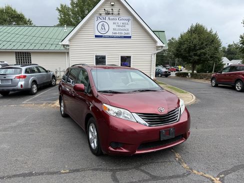Used 2011 Toyota Sienna LE image 1
