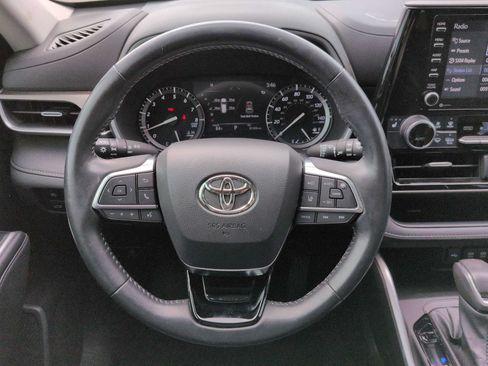 Used 2021 Toyota Highlander XLE FWD image 25