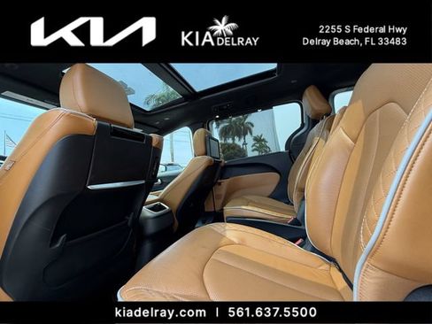 Used 2023 Chrysler Pacifica Pinnacle FWD image 16