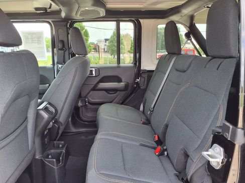 Used 2025 Jeep Wrangler Unlimited Sahara AWD/4WD image 17