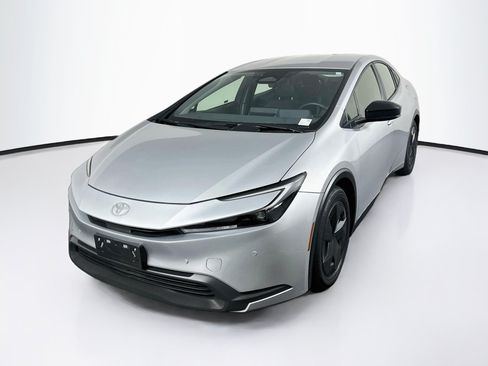 Used 2025 Toyota Prius LE FWD image 3