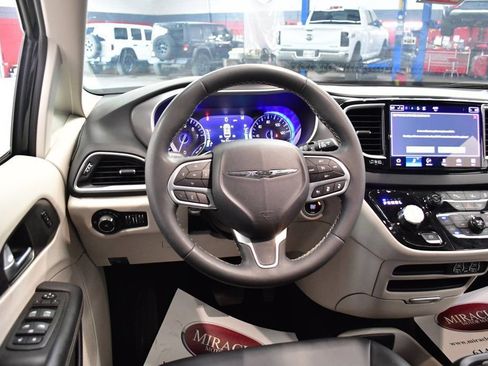 Used 2024 Chrysler Pacifica Touring-L FWD image 10
