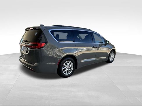 Used 2022 Chrysler Pacifica Touring-L image 5
