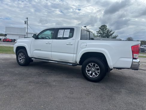 Used 2017 Toyota Tacoma SR5 image 2