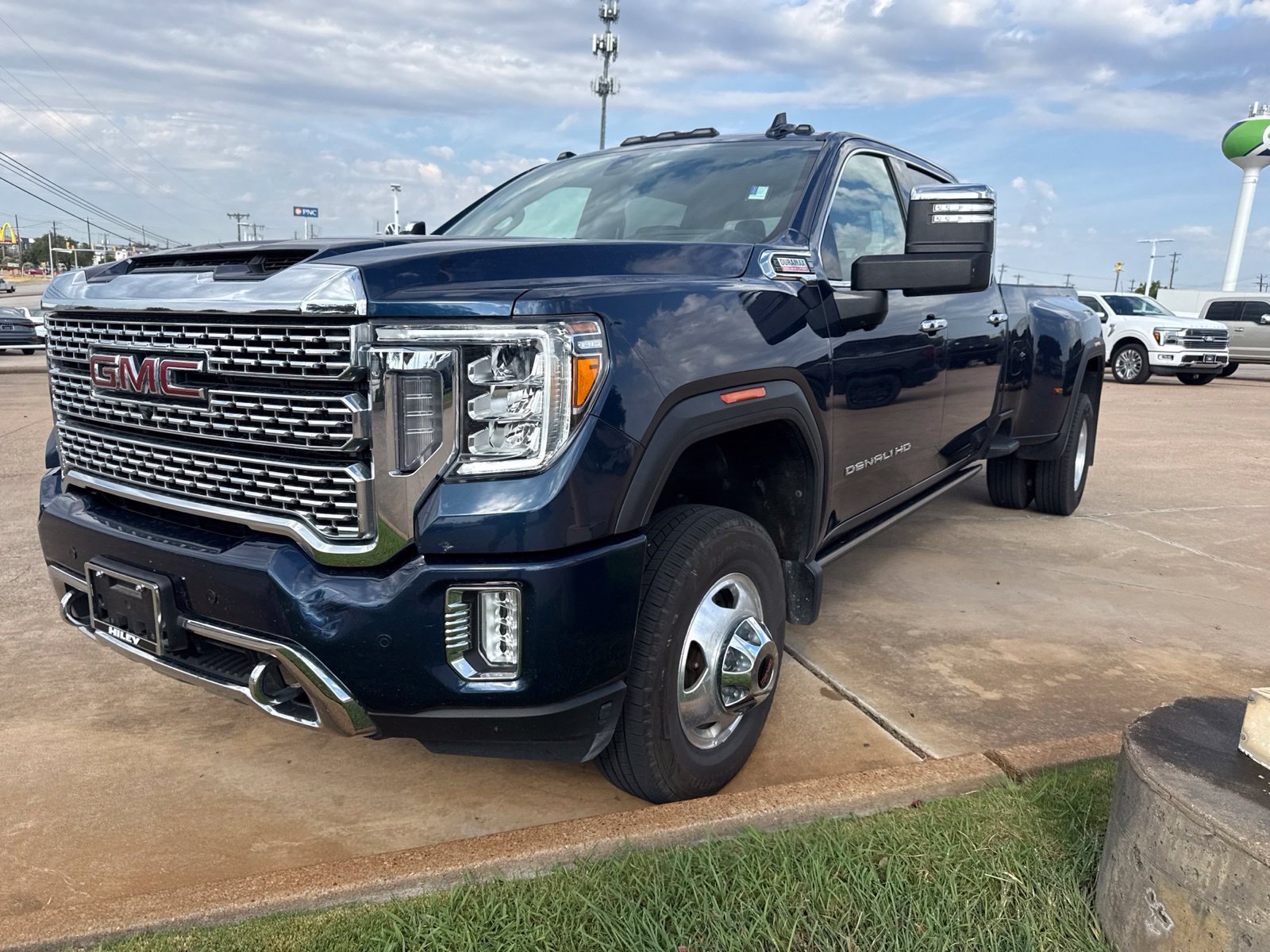 Used 2022 GMC Sierra 3500 Denali w/ Denali Ultimate Package AWD/4WD image 3