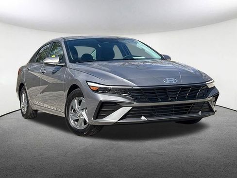Used 2026 Hyundai Elantra SE FWD image 2