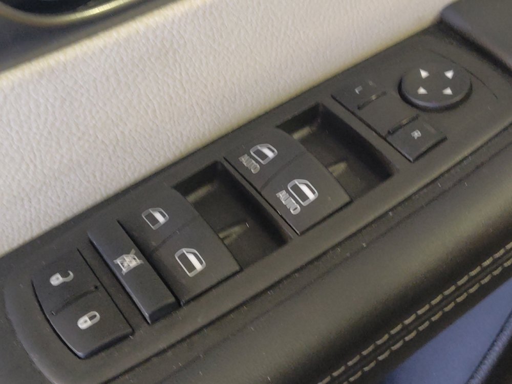 Used 2024 Chrysler Pacifica Touring-L FWD image 27