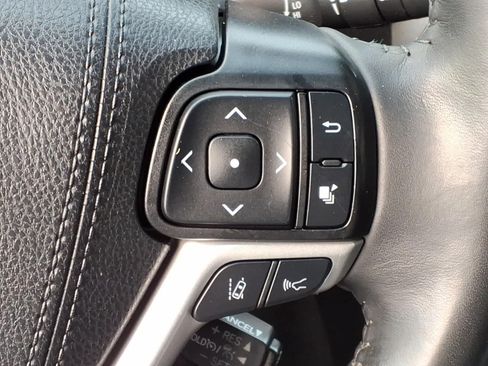 Used 2019 Toyota Highlander XLE AWD/4WD image 18