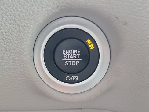 Used 2023 Chrysler Pacifica Touring-L FWD image 31