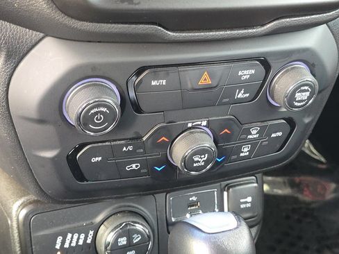 Used 2023 Jeep Renegade Trailhawk AWD/4WD image 18