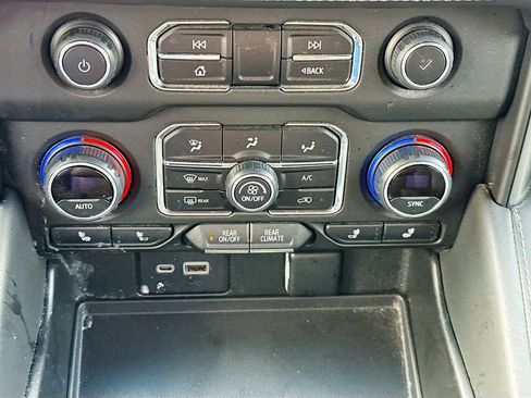 Used 2022 Chevrolet Suburban LT image 15