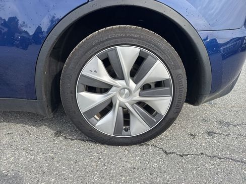 Used 2023 Tesla Model Y 2WD image 32