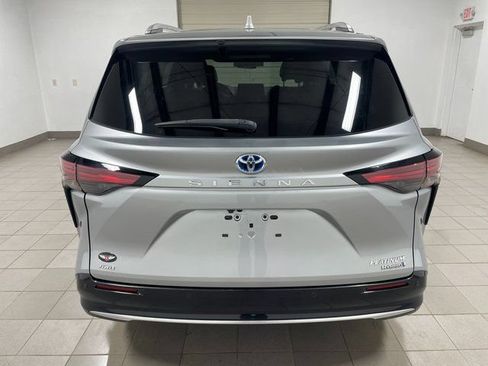 Used 2021 Toyota Sienna Platinum AWD/4WD image 5