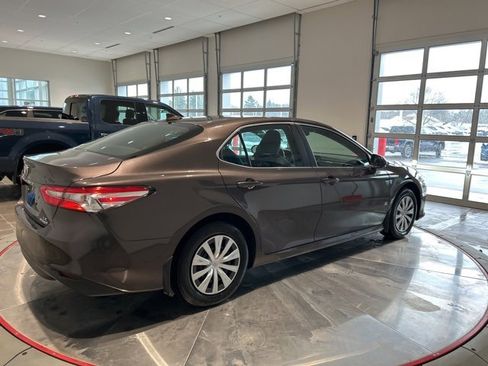 Used 2020 Toyota Camry LE image 8