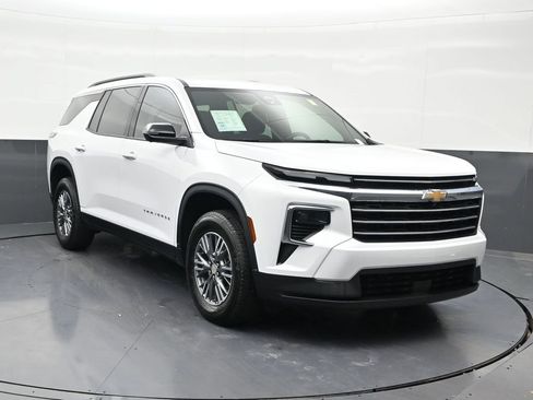 Used 2025 Chevrolet Traverse LT w/ Driver Confidence Package FWD image 8